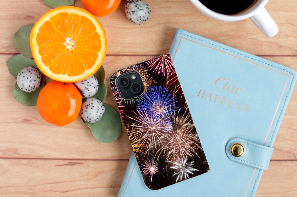 iPhone 15 Hippe Standcase Vuurwerk met kleurrijke siervuurwerkprint, vruchtenschaal en notitieboekje.