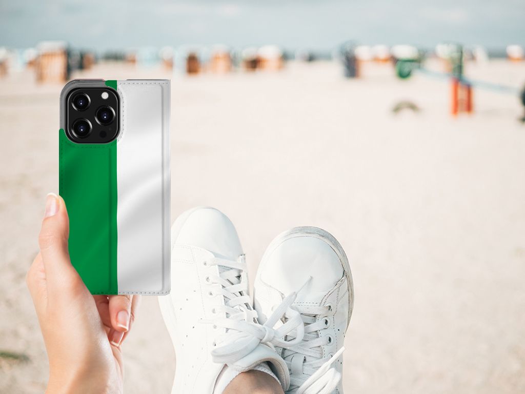 iPhone 13 Pro Standcase Italië met vlaggenontwerp, vastgehouden aan het strand, perfect voor elke gelegenheid!