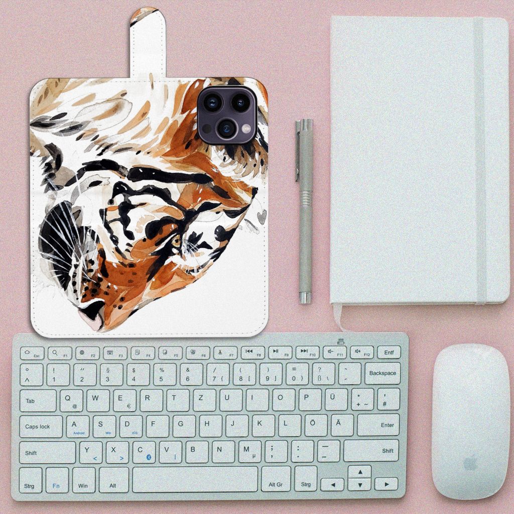 Hoesje iPhone 15 Pro Max Watercolor Tiger met magnetische sluiting, kunstzinnig tijgerontwerp đ
op een bureau met toetsenbord.