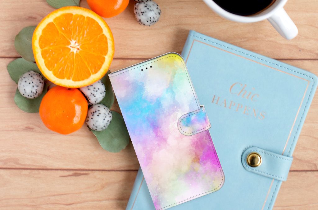 Hoesje iPhone 14 Plus Watercolor Light met pastelkleuren op een houten tafel met fruit en notitieboek.