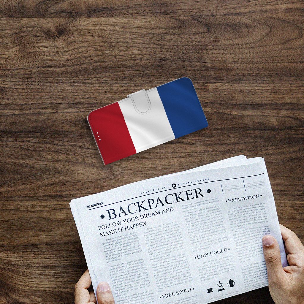 OnePlus 9 Bookstyle Case Nederlandse Vlag met artistiek design op houten tafel.