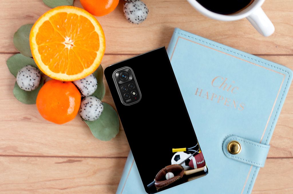 Xiaomi Redmi Note 11/11S Hippe Standcase Sports met sportafbeeldingen op een houten tafel.