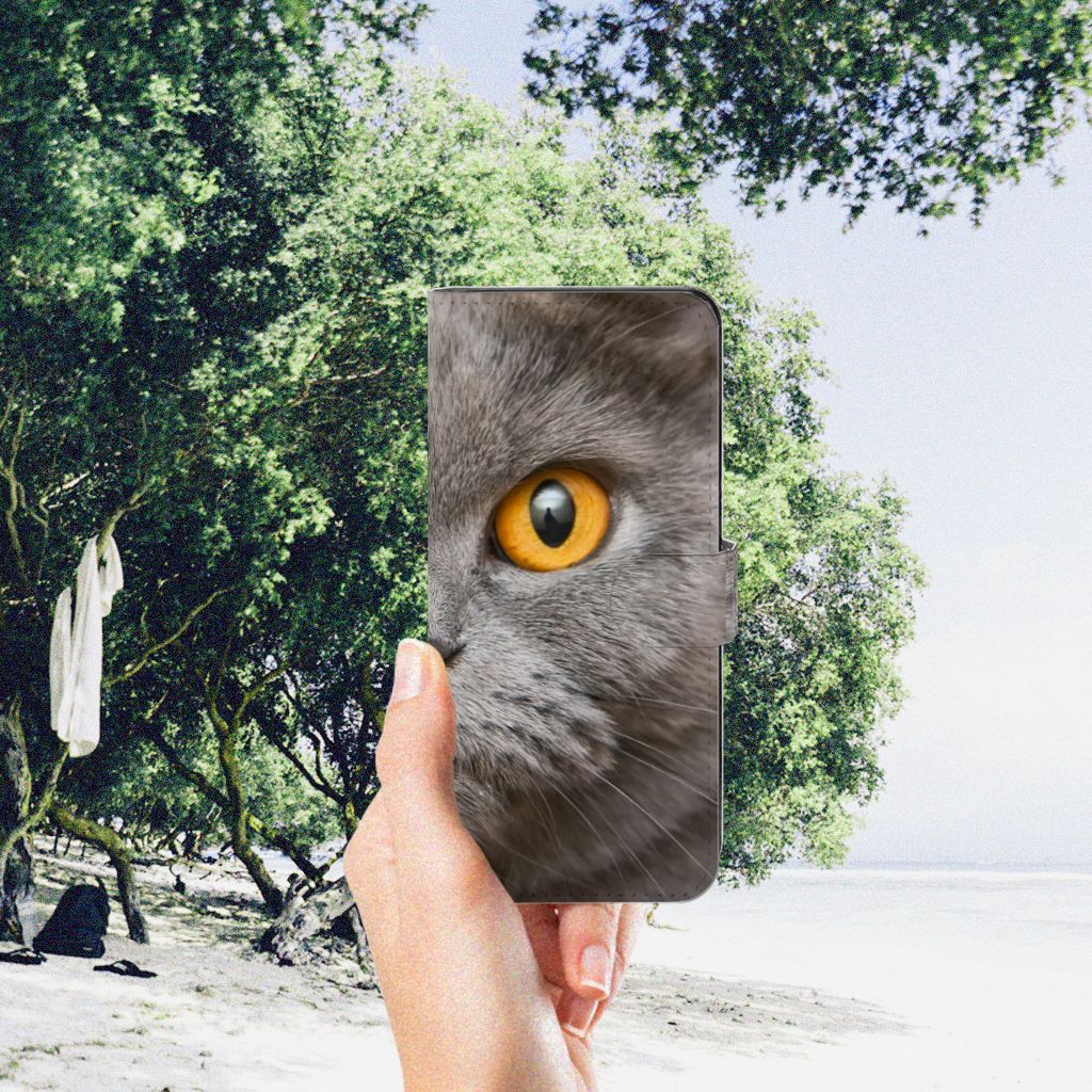 Telefoonhoesje met Pasjes OPPO A98 5G Britse Korthaar in hand met kat oog, zachte achtergrond van natuur.