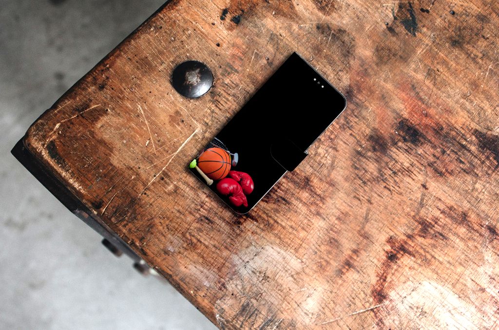 Samsung Galaxy S22 Plus Wallet Case met Pasjes Sports met sportafbeeldingen op een houten tafel