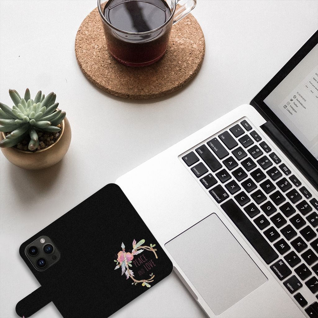 iPhone 15 Pro Leuk Hoesje Boho Text op een bureau met een laptop en een plant.