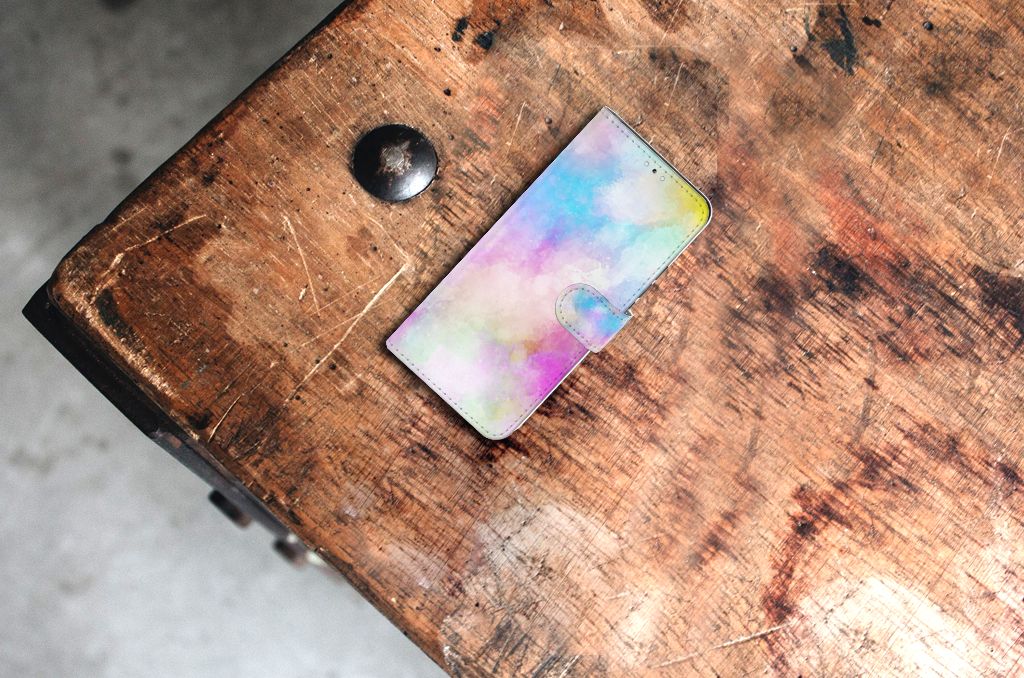 Hoesje Samsung Galaxy S22 Plus Watercolor Light op een houten tafel, met pastelkleuren en een unieke uitstraling.