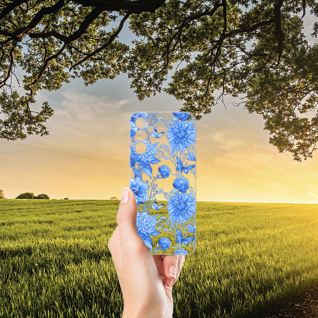 TPU Case voor Samsung Galaxy A14 5G Flowers Blue in hand met blauwe bloemendesign tegen een natuurlijke achtergrond.