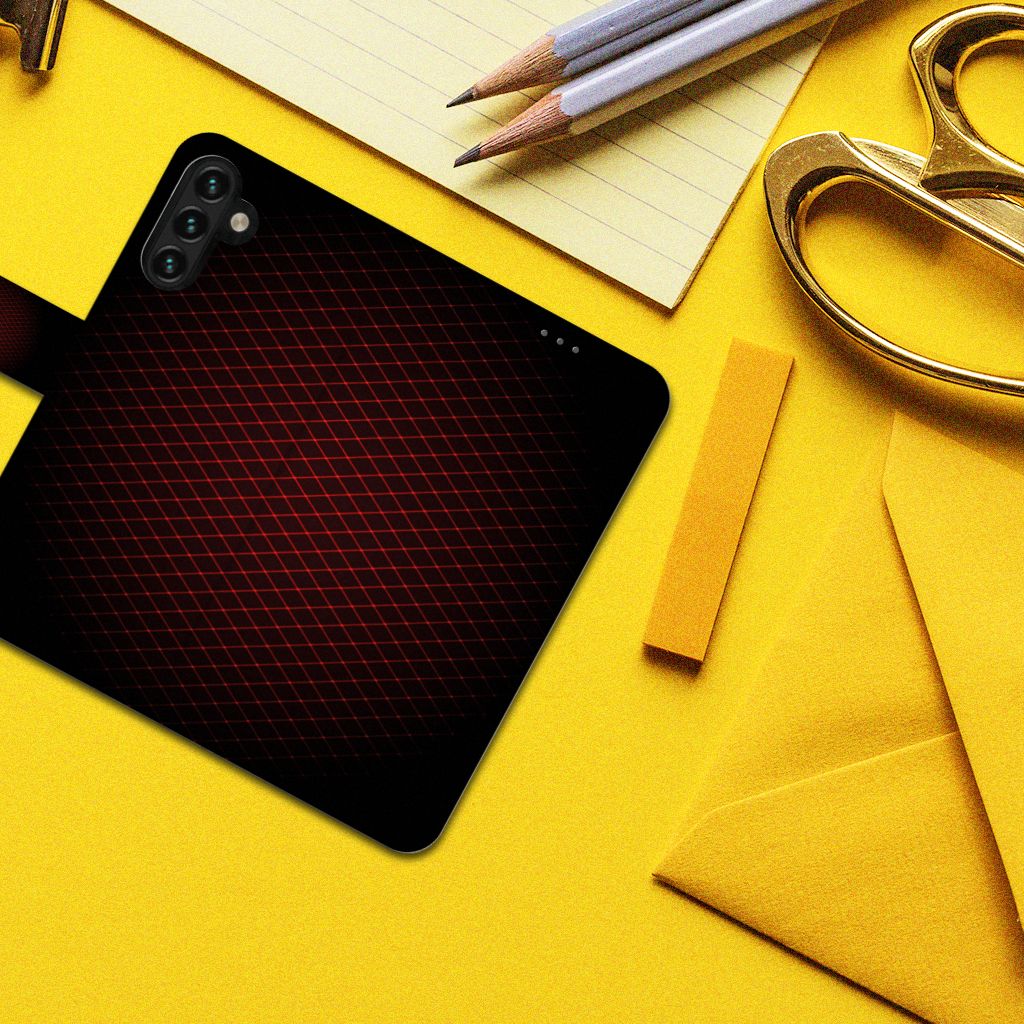 Samsung Galaxy A04s | Samsung Galaxy A13 5G Telefoon Hoesje Geruit Rood op een gele ondergrond met kantoorspullen.