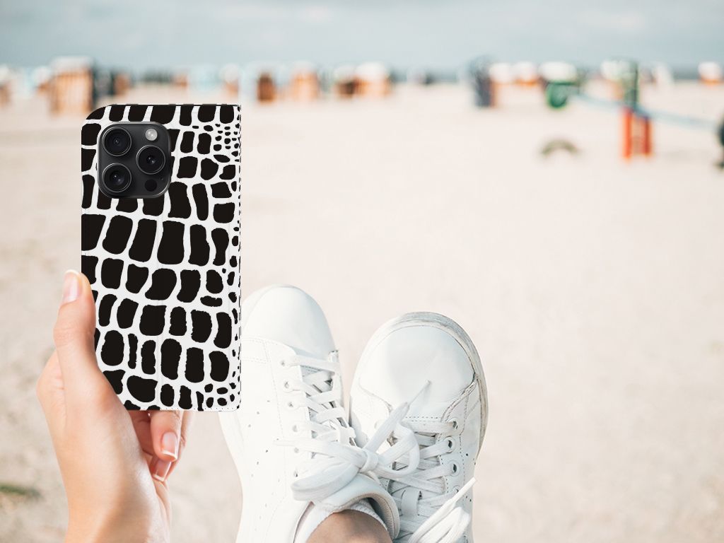 iPhone 15 Pro Hoesje maken Slangenprint met zwart-wit design en sneakers op het strand.