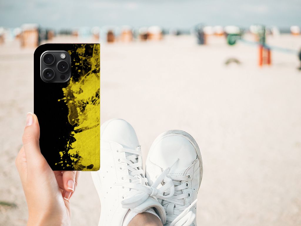 iPhone 15 Pro Standcase België met uniek zwart-geel ontwerp, perfect voor stranddagen.