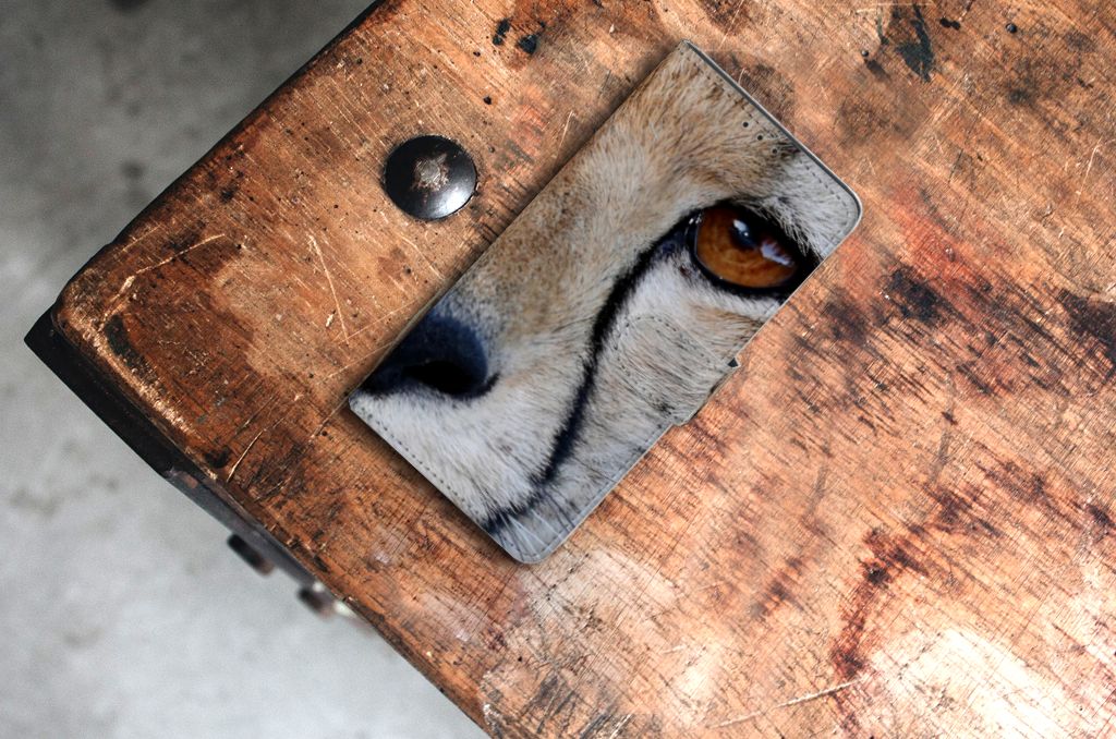 Samsung Xcover Pro Telefoonhoesje met Pasjes Cheetah close-up van een cheeta oog op houten tafel