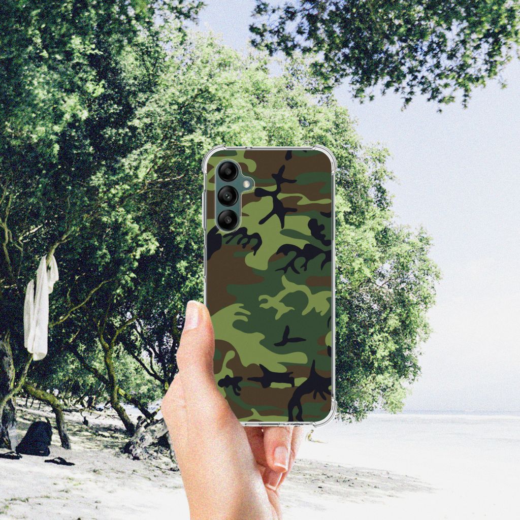 Samsung Galaxy A14 5G/4G Doorzichtige Silicone Hoesje Army Dark met camouflage patroon in handen op het strand