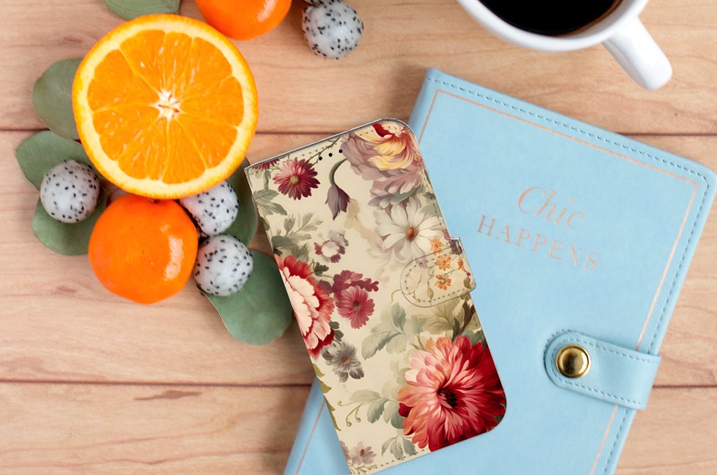 Hoesje voor iPhone 14 Plus Bloemen met kleurrijke bloemenprint, vergezeld door fruit en notitieboekje.