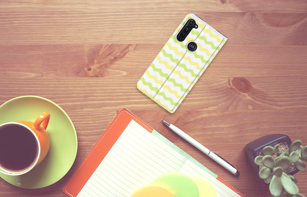 Motorola Moto G Pro Hoesje met Magneet Waves Yellow