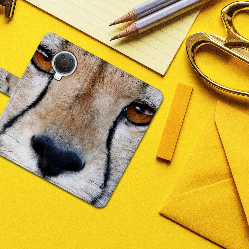 Nokia G10 | G20 Telefoonhoesje met Pasjes Cheetah in close-up met cheeta gezicht op geel bureau