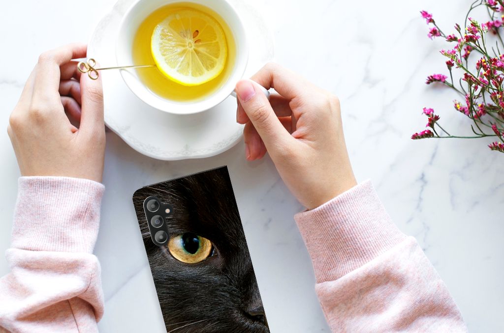 Samsung Galaxy A14 4G Hoesje maken Zwarte Kat op tafel met een kopje thee en citroen.