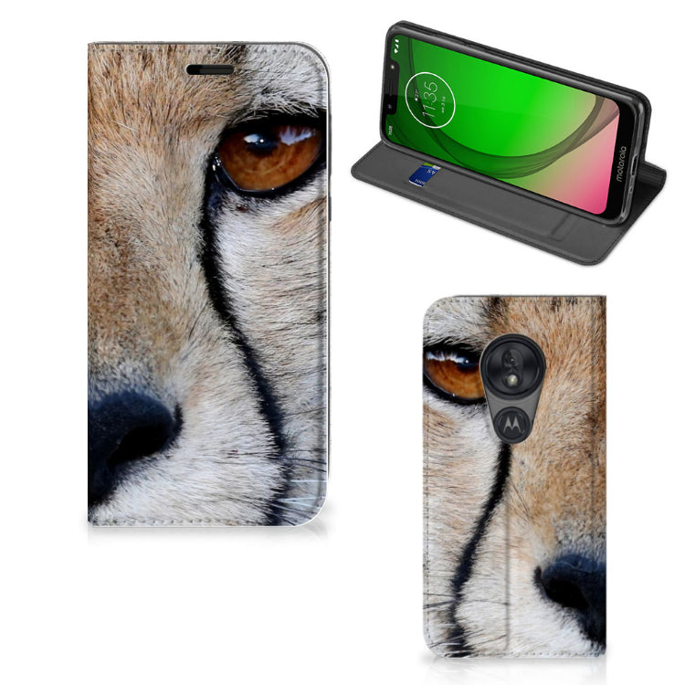 Motorola Moto G7 Play Hoesje maken Cheetah met close-up van jachtluipaard gezicht en smartphone in stand case.