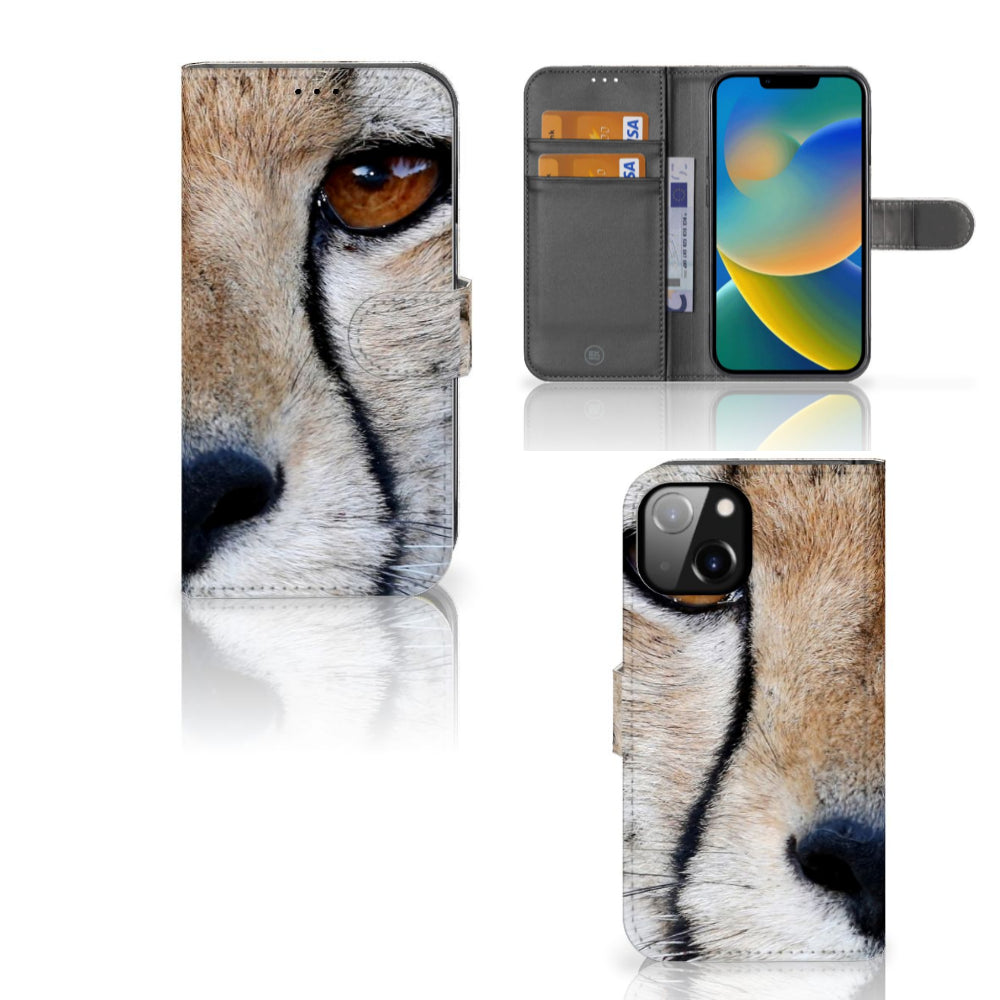 Apple iPhone 14 Telefoonhoesje met Pasjes Cheetah met close-up van een cheeta en ruimte voor 3 pasjes.