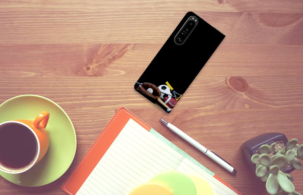 Sony Xperia 1 III Hippe Standcase Sports met sportafbeeldingen op een bureau met koffie en notitieboek.