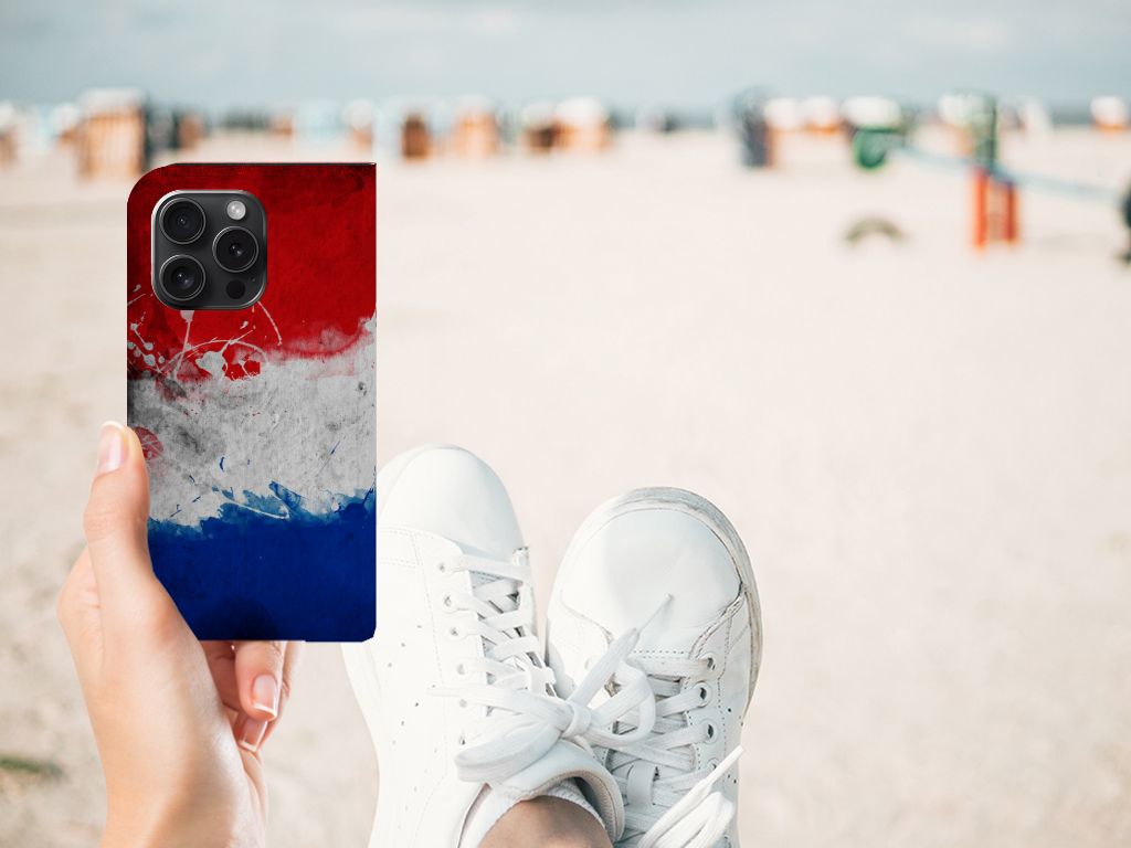 iPhone 15 Pro Standcase Nederland met Nederlandse vlag op een strand, casual en trendy look.