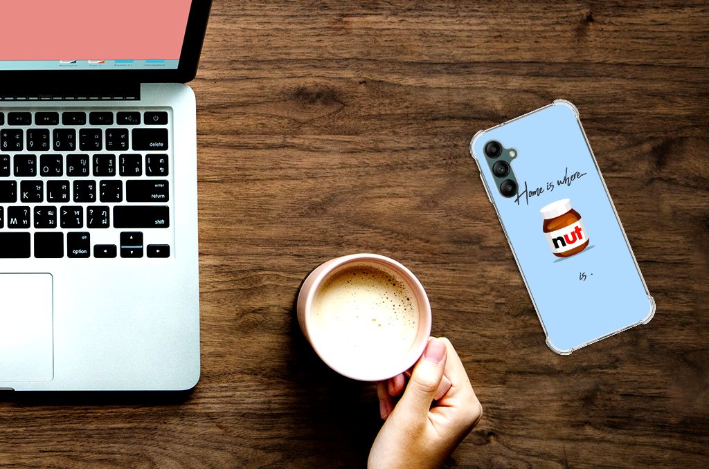 Samsung Galaxy A14 5G/4G Beschermhoes Nut Home naast een laptop en een kopje koffie