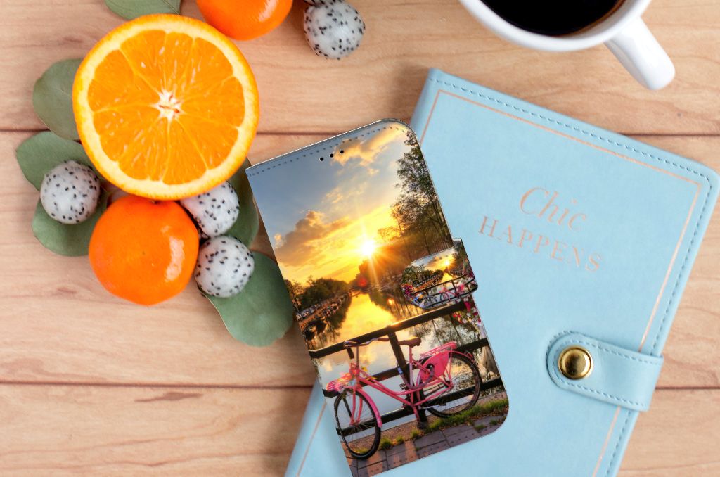 iPhone 14 Plus Flip Cover Amsterdamse Grachten met zonsondergang en fiets afgebeeld.