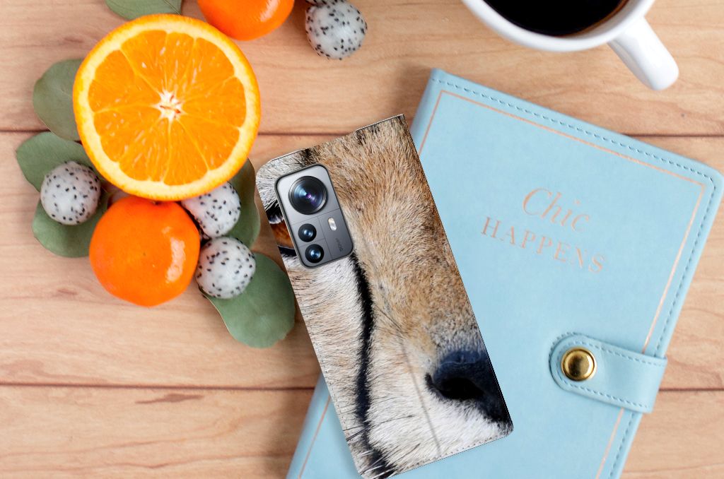 Xiaomi 12 Pro Hoesje maken Cheetah met close-up van jachtluipaard op een blauwe agenda en fruit.