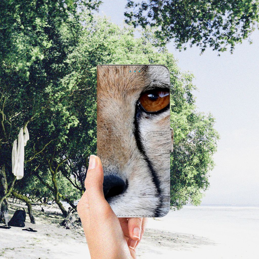 Motorola Moto G51 5G Telefoonhoesje met Pasjes Cheetah in hand met cheeta close-up op achtergrond van natuur.