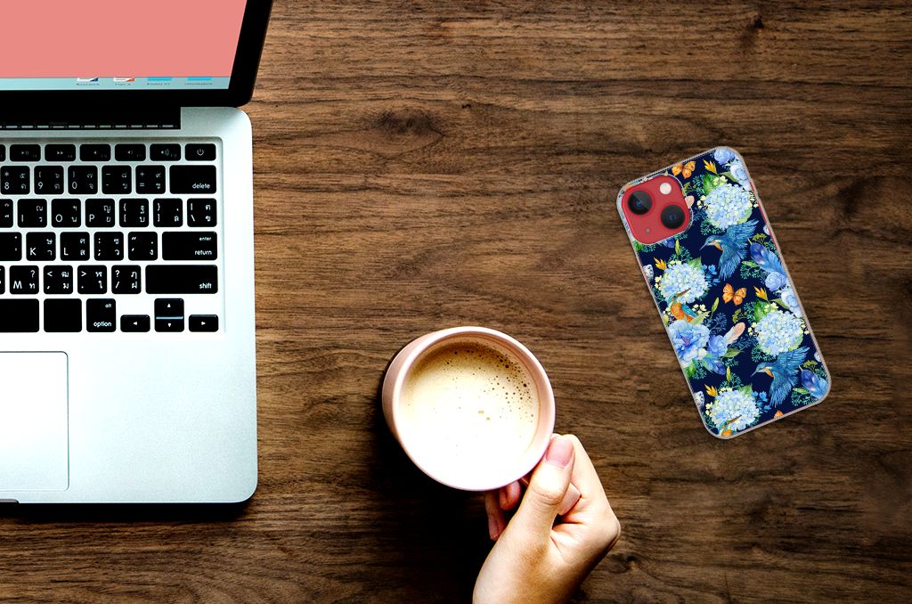 TPU Hoesje voor Apple iPhone 13 IJsvogel met bloemendesign, naast een laptop en een kop koffie.
