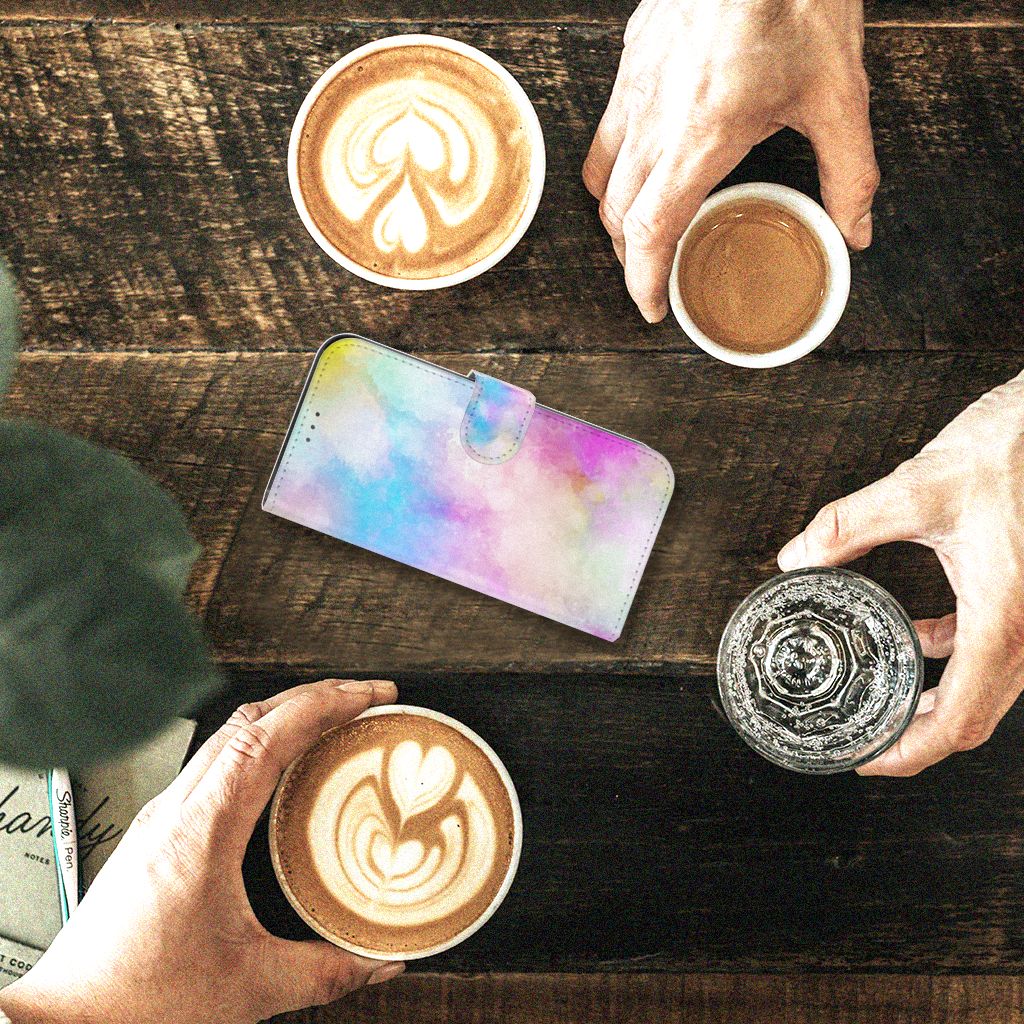 Hoesje iPhone 12 | 12 Pro (6.1") Watercolor Light bovenop een houten tafel met koffie.