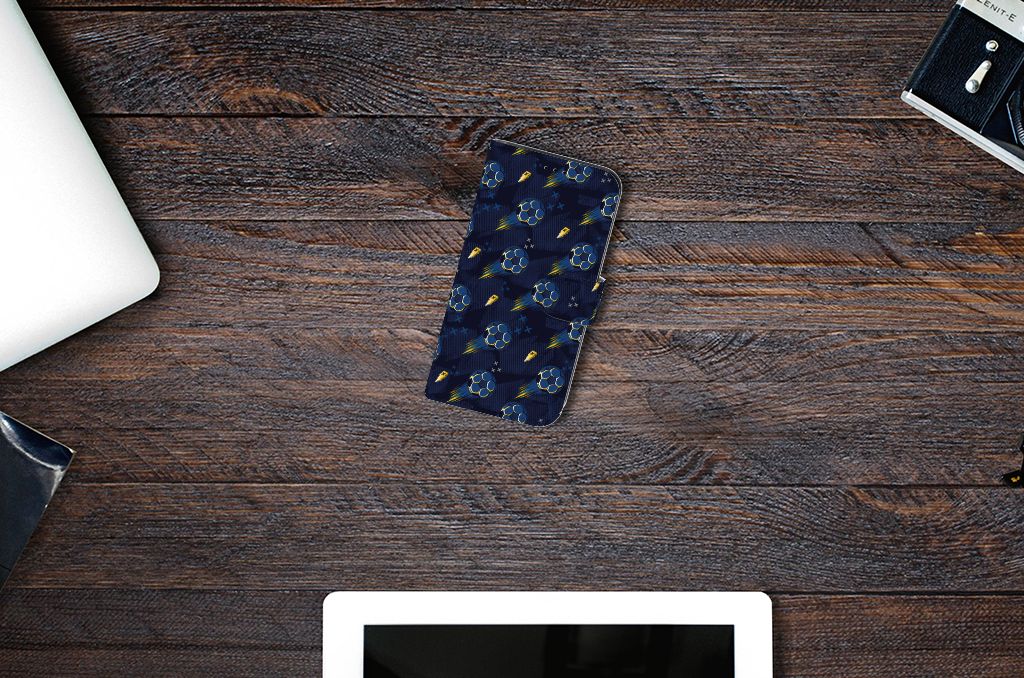 Telefoon Hoesje voor Apple iPhone 13 Voetbal op een houten tafel met gadgets eromheen.