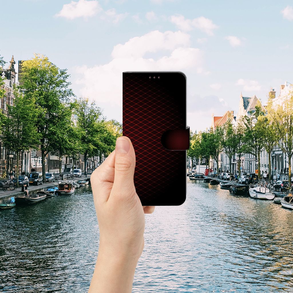 OnePlus Nord 2 5G Telefoon Hoesje Geruit Rood in hand met een gracht en bomen op de achtergrond.