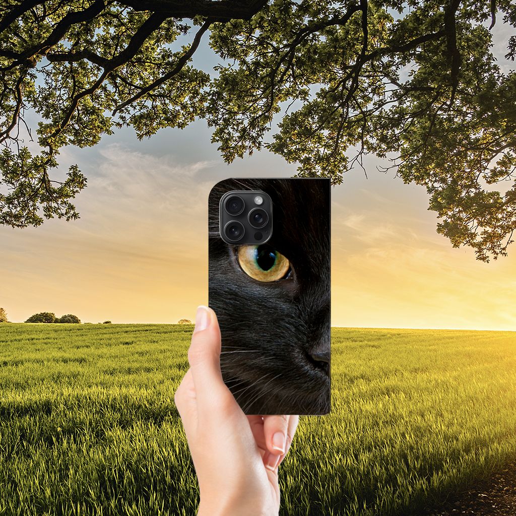iPhone 15 Pro Max Hoesje maken Zwarte Kat met close-up van zwarte kat in een hand, voor een uniek ontwerp đąđ.