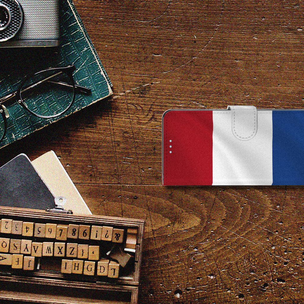 Sony Xperia 10 III Bookstyle Case Nederlandse Vlag op een rustieke tafel met camera en boeken.