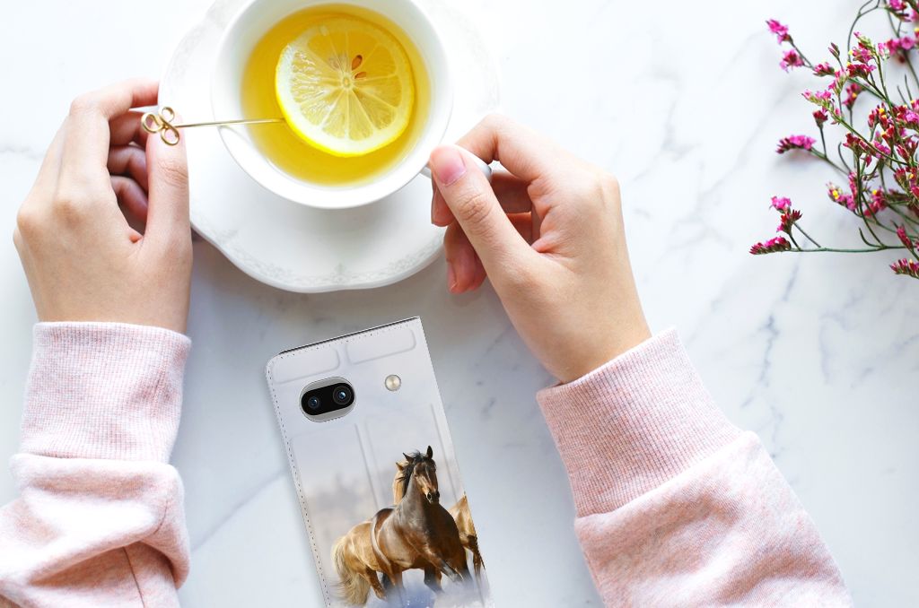 Google Pixel 7A Hoesje maken Paarden met foto van paarden en een kopje thee.