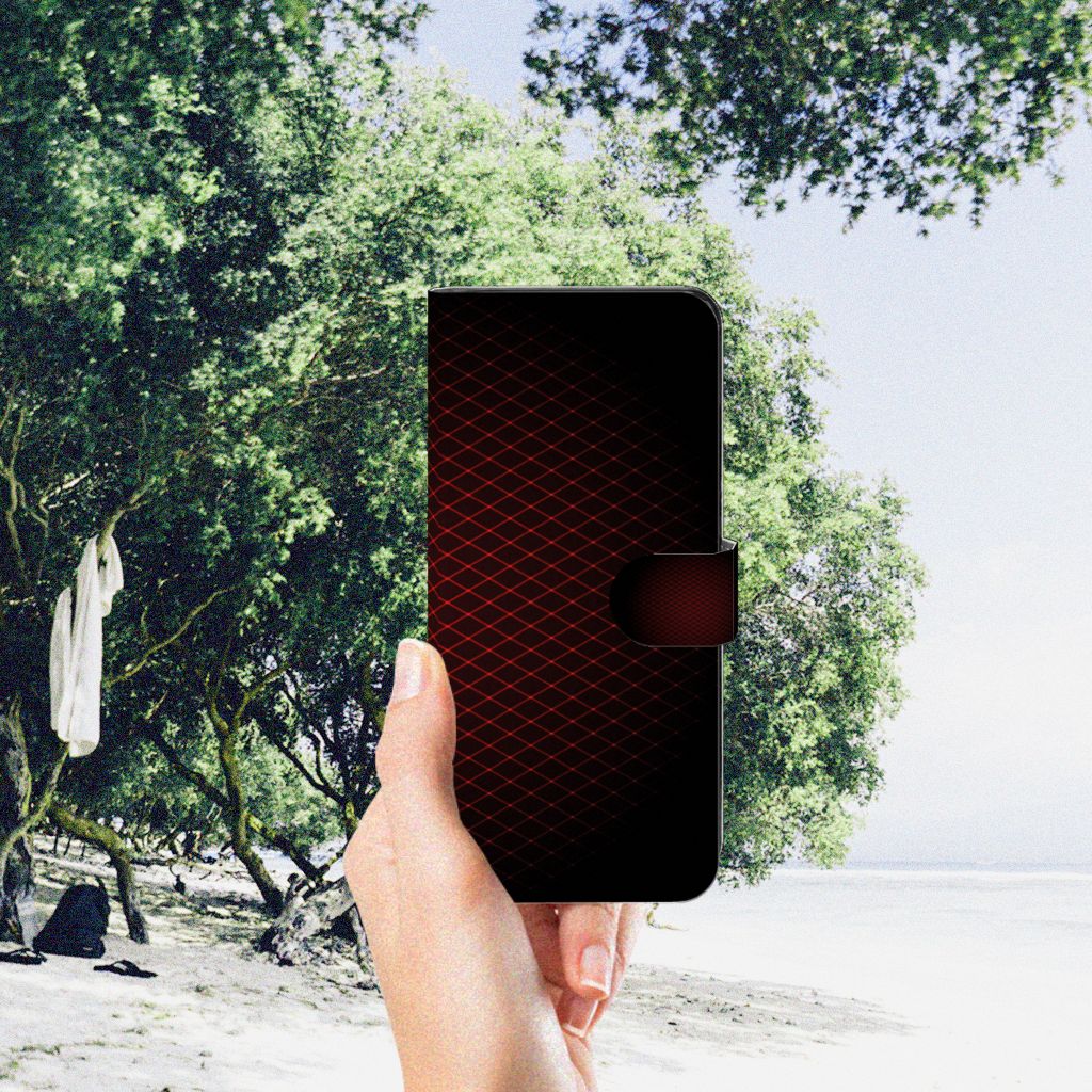 OPPO A98 5G Telefoon Hoesje Geruit Rood in hand tegen een achtergrond van bomen en strand.