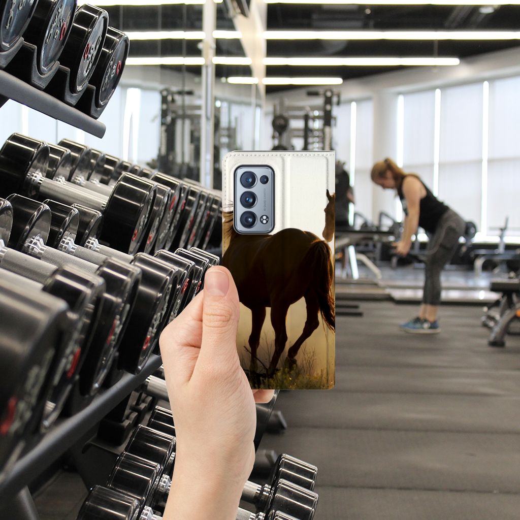 OPPO Reno 6 Pro Plus 5G Hoesje maken Design Cowboy met paardenprint in sportschool omgeving