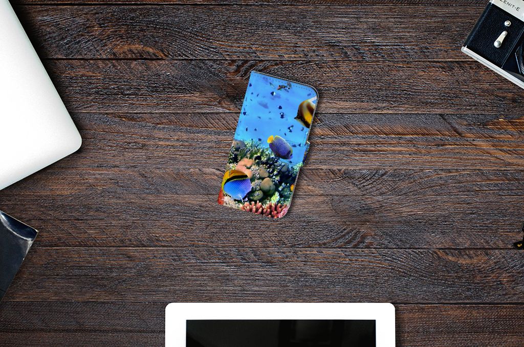 Apple iPhone 13 Telefoonhoesje met Pasjes Vissen met kleurrijke tropische vissen op een houten tafel.