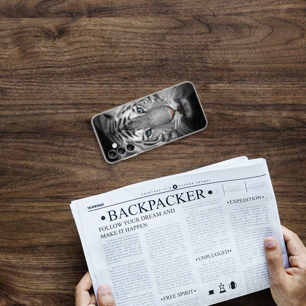Samsung Galaxy A14 5G TPU Hoesje Tijger met afbeelding van een witte tijger op een houten tafel.