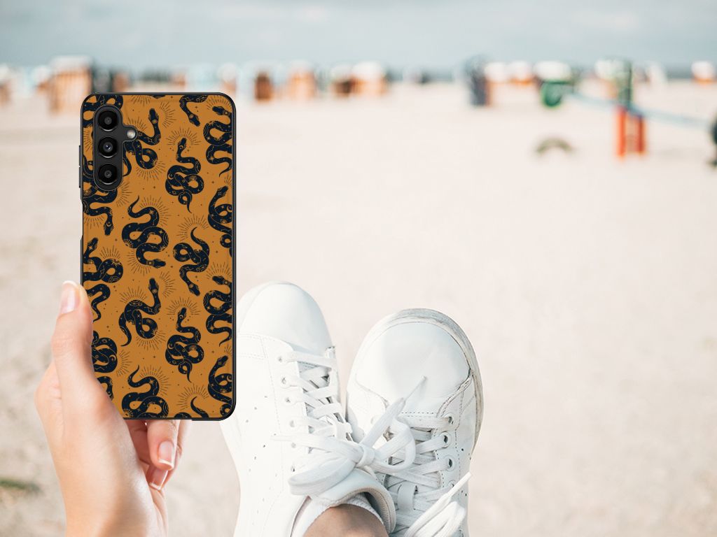 Dierenprint Telefoonhoesje voor Samsung Galaxy A14 5G Snakes in handen op het strand met sneakers