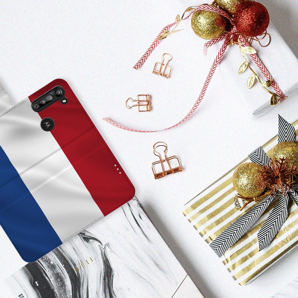 Motorola G8 Power Bookstyle Case Nederlandse Vlag met artistiek ontwerp op een tafel met cadeaus.