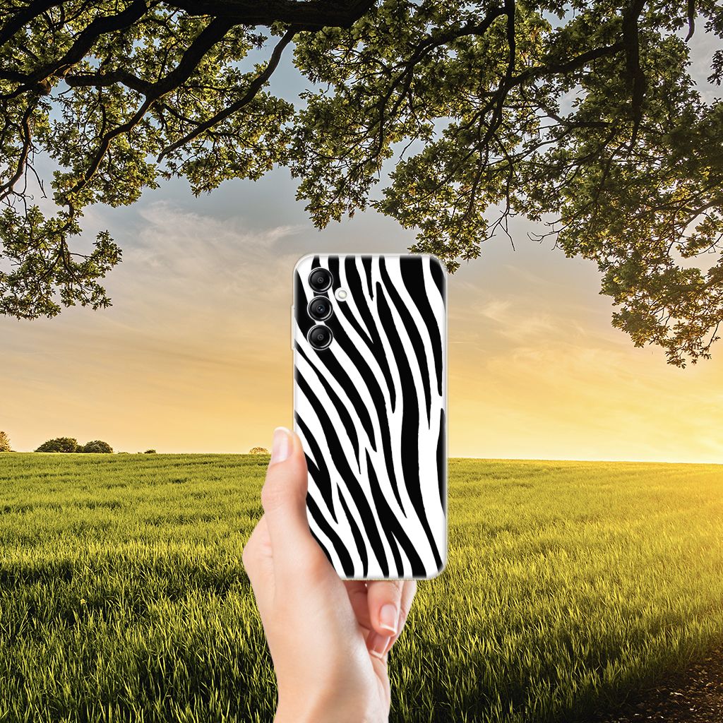 Samsung Galaxy A14 5G TPU Hoesje Zebra met zwart en witte strepen in hand voor een mooi landschap.