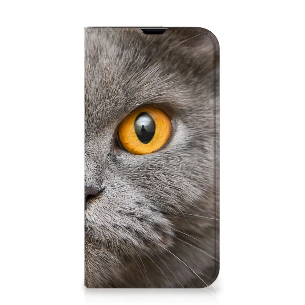 Hoesje maken iPhone 13 Pro Britse Korthaar met indrukwekkende afbeelding van grijze kat met grote gele ogen.