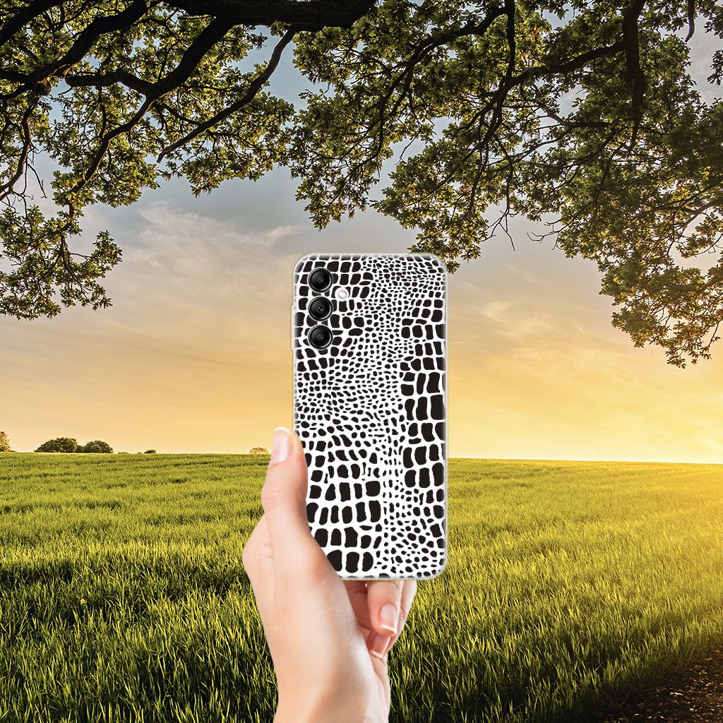 Samsung Galaxy A14 5G TPU Hoesje Slangenprint in hand met slangenprint, tegen een mooie zonsondergang.