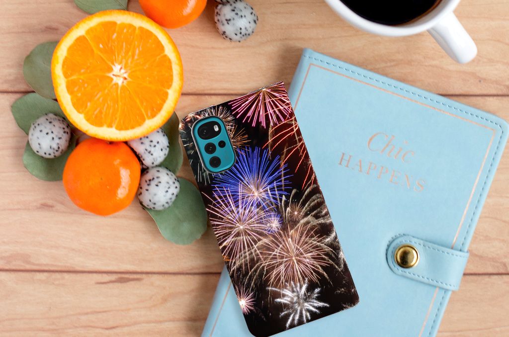 Motorola Moto G22 Hippe Standcase Vuurwerk - B2C Telecom