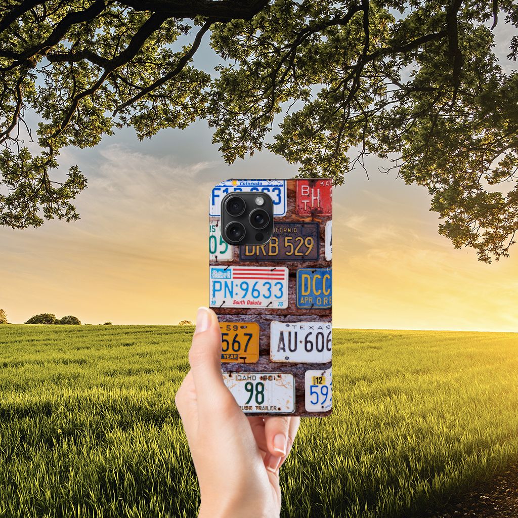 iPhone 15 Pro Max Stand Case Kentekenplaten met Amerikaanse kentekenplaten in een natuurlijke setting đŗ
