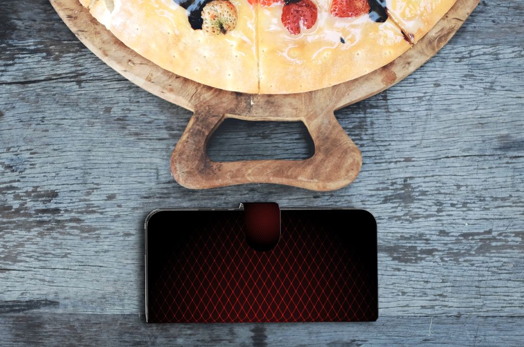 Xiaomi Poco F5 Pro Telefoon Hoesje Geruit Rood op een houten ondergrond naast een pizza.