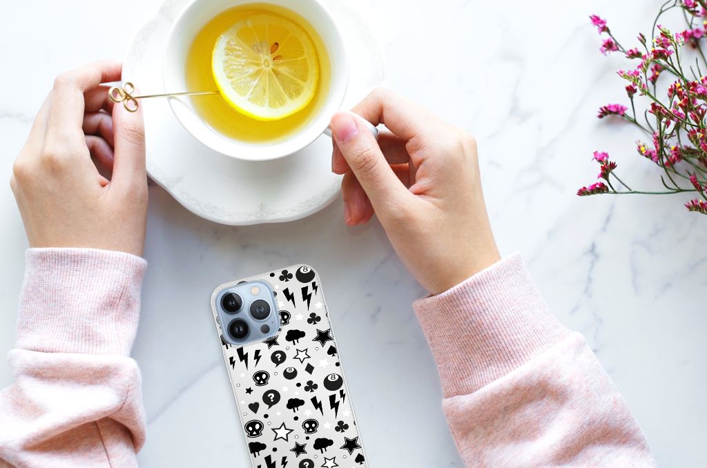 Silicone Back Case Apple iPhone 13 Pro Silver Punk met unieke designs, zoals bliksemflitsen en sterren, op tafel met een kop thee đ.