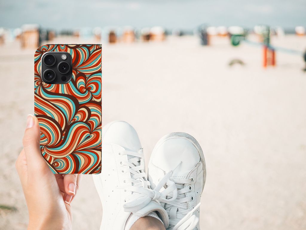 iPhone 15 Pro Bookcase Retro met kleurrijk, retro design op het strand met sneakers đī¸.