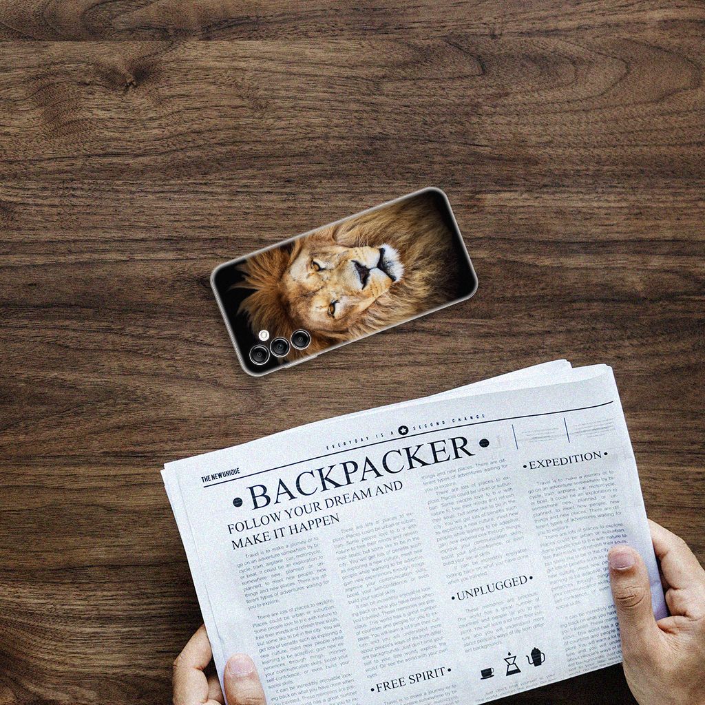 Samsung Galaxy A14 5G TPU Hoesje Leeuw met krachtige leeuw op tafel bij krant